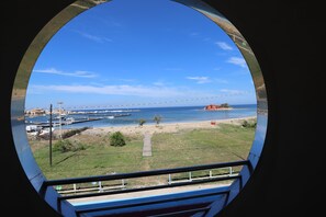 Camera doppia, balcone, primo piano, vista mare | ビーチ / オーシャン ビュー