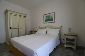 Camera doppia, balcone, primo piano, vista mare | WiFi (無料)、ベッドシーツ