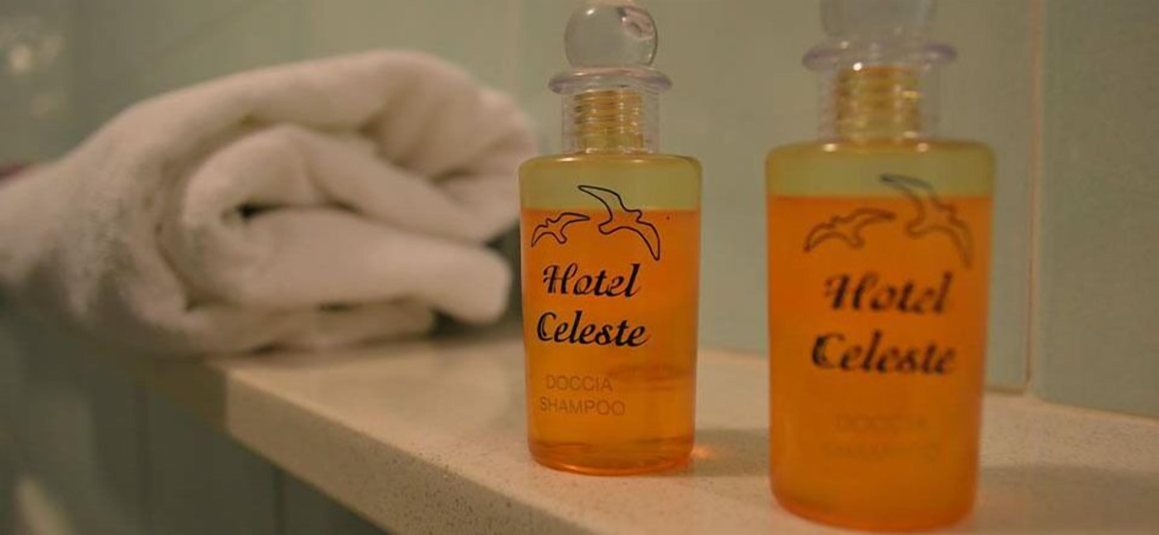 camera doppia, balcone, primo piano, vista mare | bathroom amenities | shower, rainfall showerhead, free toiletries, hair dryer