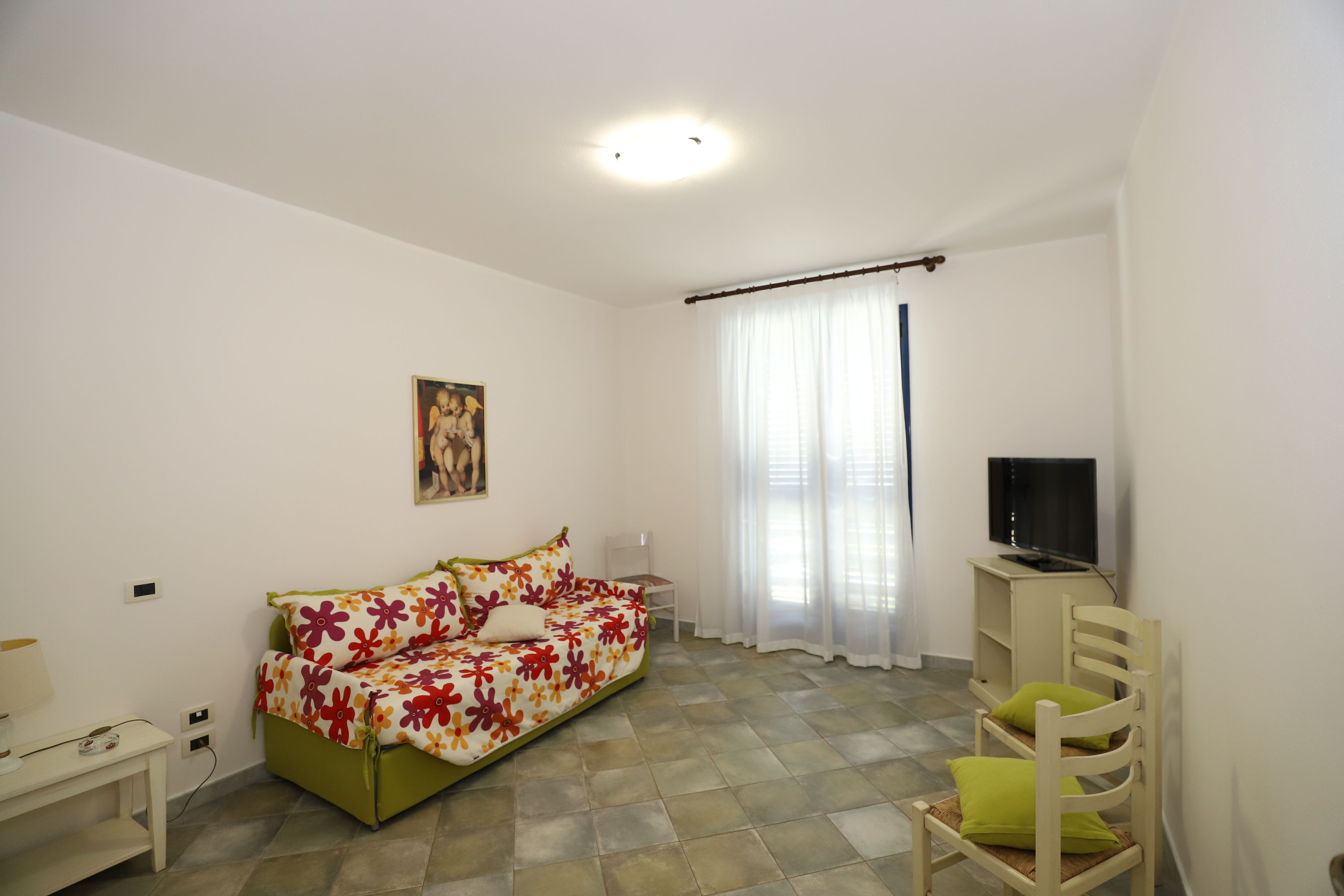 suite junior, 1 letto queen, primo piano | living room | flat-screen tv