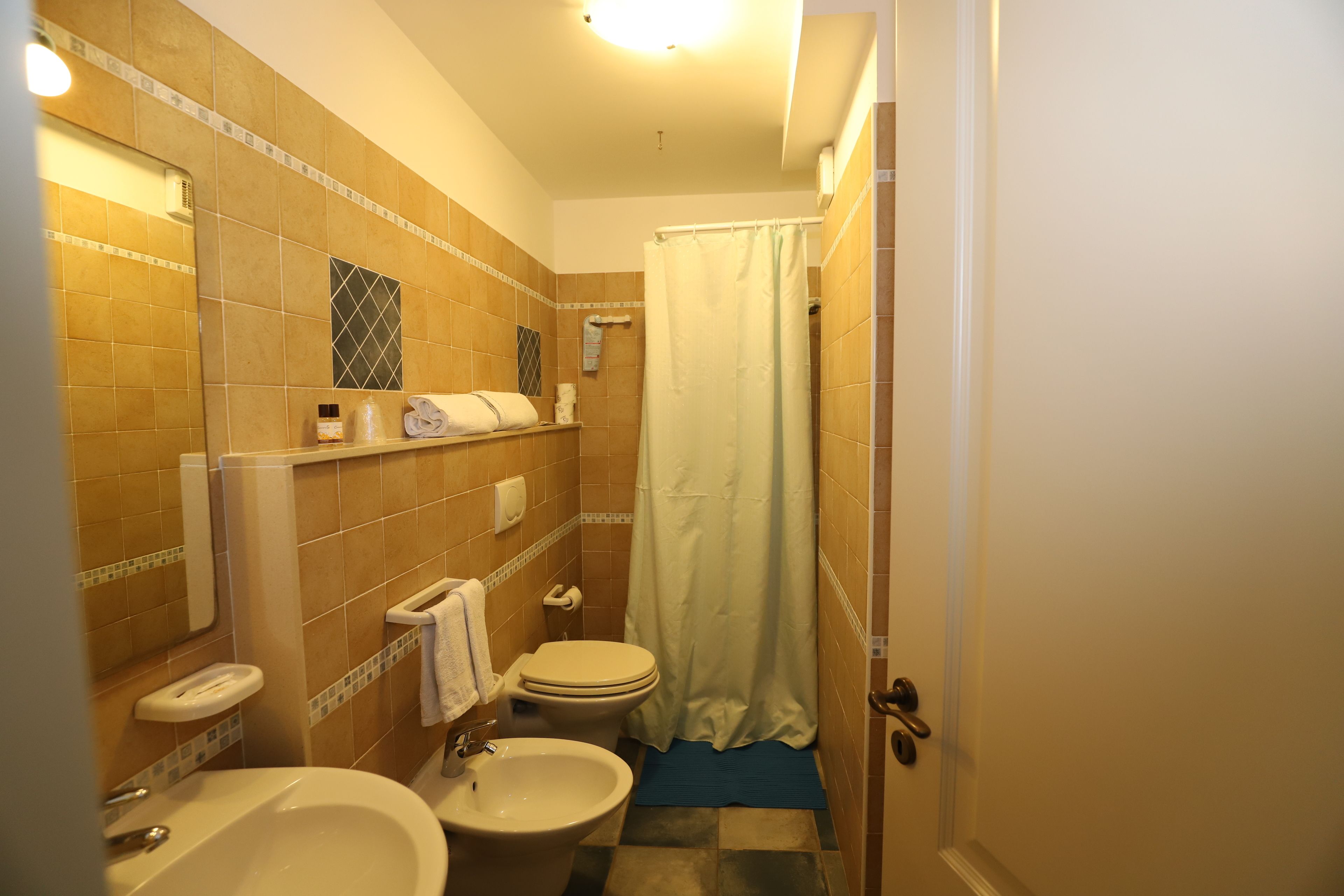 doppia economy, primo piano | bathroom | shower, rainfall showerhead, free toiletries, hair dryer