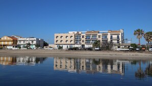 Vista frontal de la propiedad