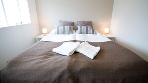 Free cots/infant beds, rollaway beds, free WiFi, bed sheets - Gallery Guesthouse StayWest (Akranes)