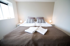 Double or Twin Room | Free cots/infant beds, rollaway beds, free WiFi, bed sheets - Gallery Guesthouse StayWest (Akranes)
