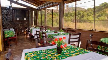 Café da manhã com buffet grátis todos os dias