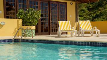 Piscina externa, espreguiçadeiras