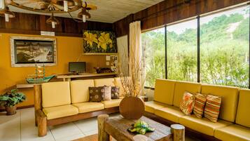 Área de estar no saguão