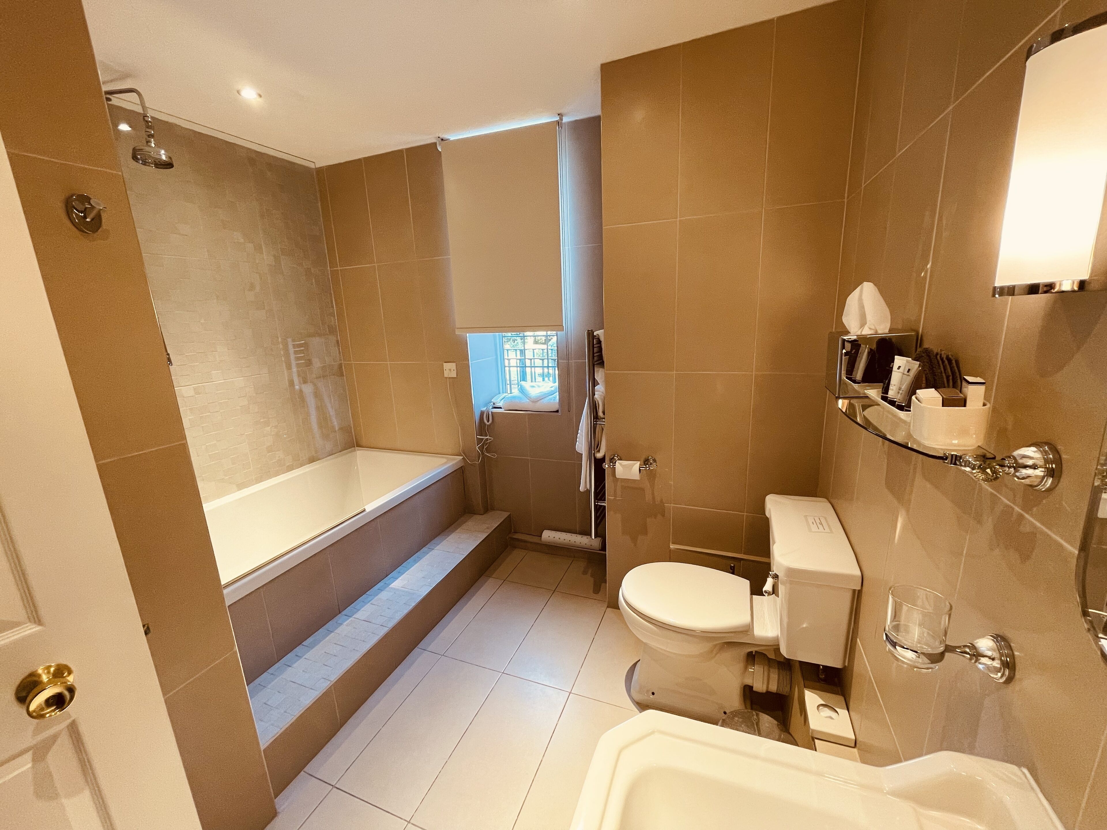 Un baño moderno con bañera, inodoro y ducha.