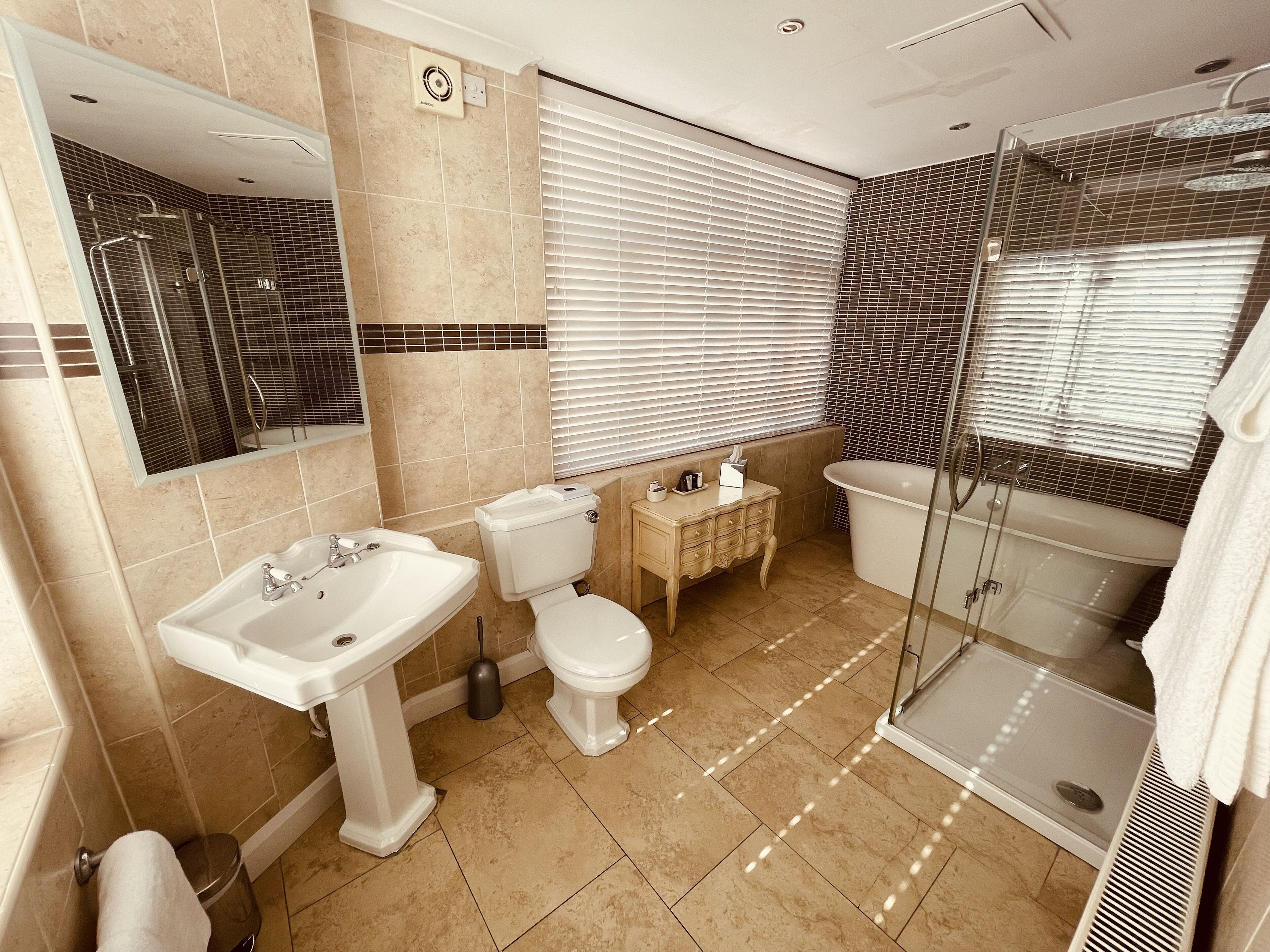 Ein modernes Badezimmer mit Waschbecken, Toilette, Bidet und Dusche.
