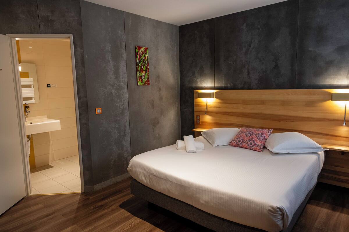 Comfort Room | Desk, soundproofing, iron/ironing board (on request), free WiFi