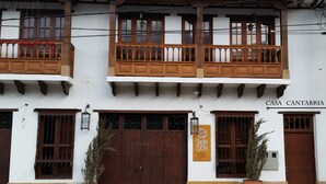A two-story building with a sign reading "CASA CANTABRIA". - Hotel Casa Cantabria (Villa de Leyva)