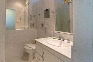 Traditional Apartment | Bathroom