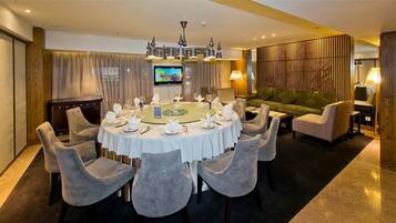 2 restaurants; breakfast, lunch and dinner served