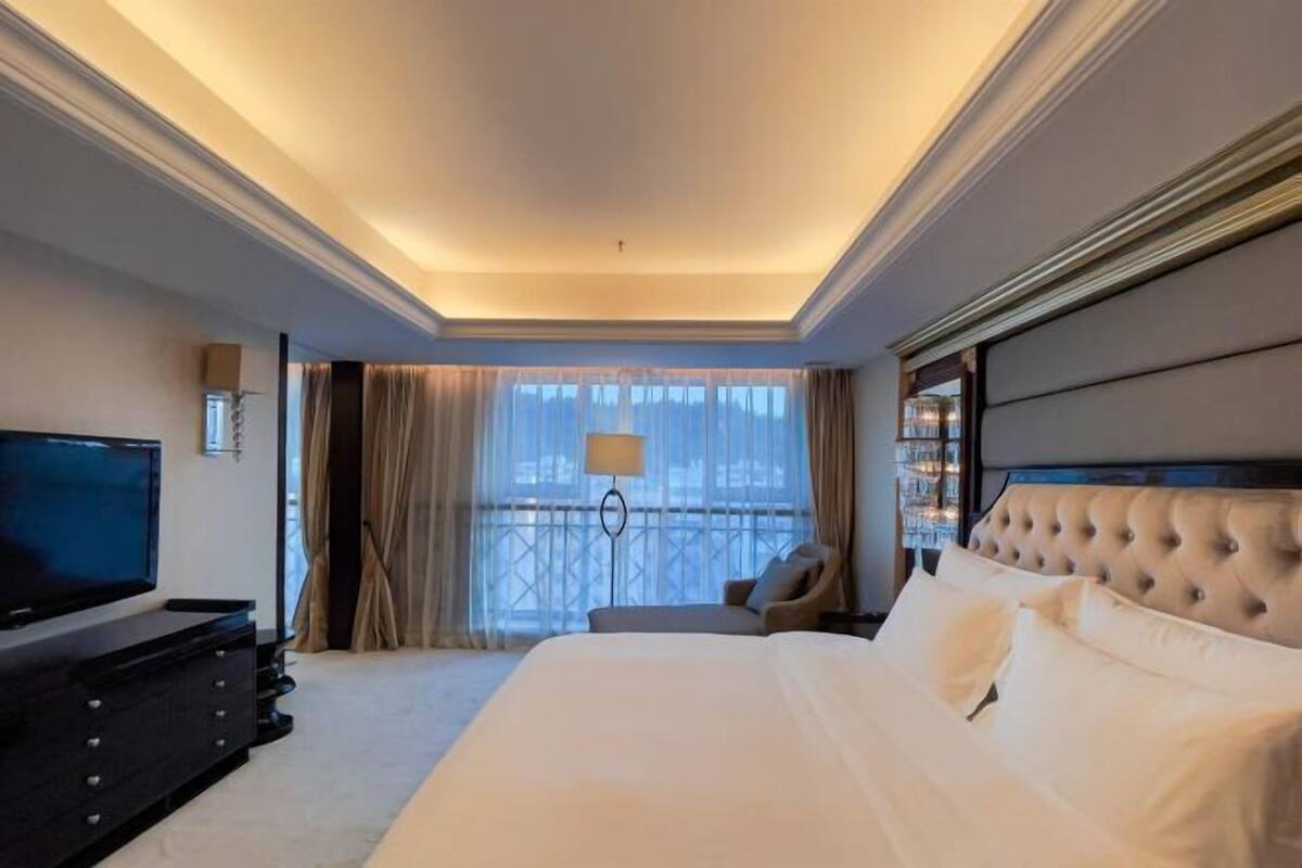 Minibar, escritorio, cortinas blackout y wifi gratis