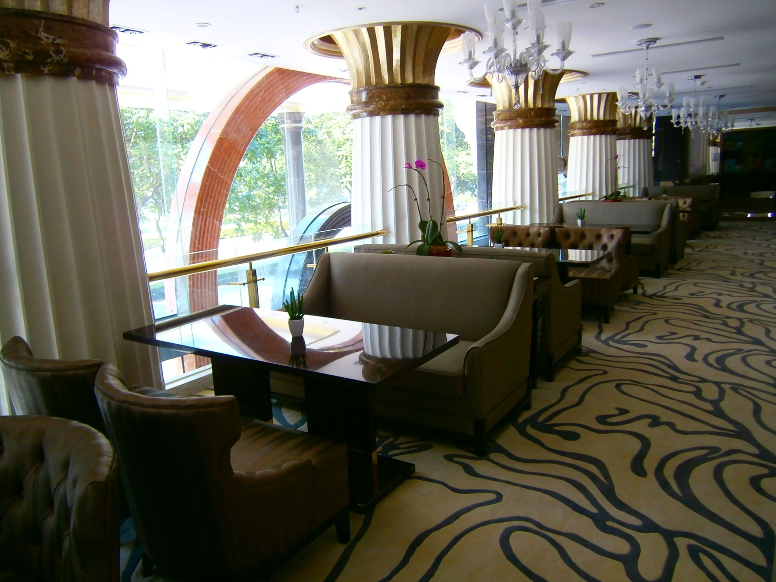 2 restaurants, breakfast, lunch, dinner served; Chinese cuisine 