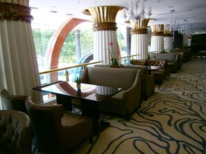 2 間餐廳；供應早餐、午餐、晚餐；中國菜