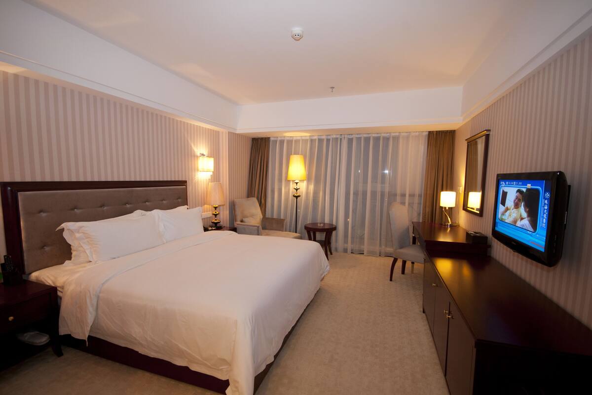 Minibar, escritorio, cortinas blackout y wifi gratis