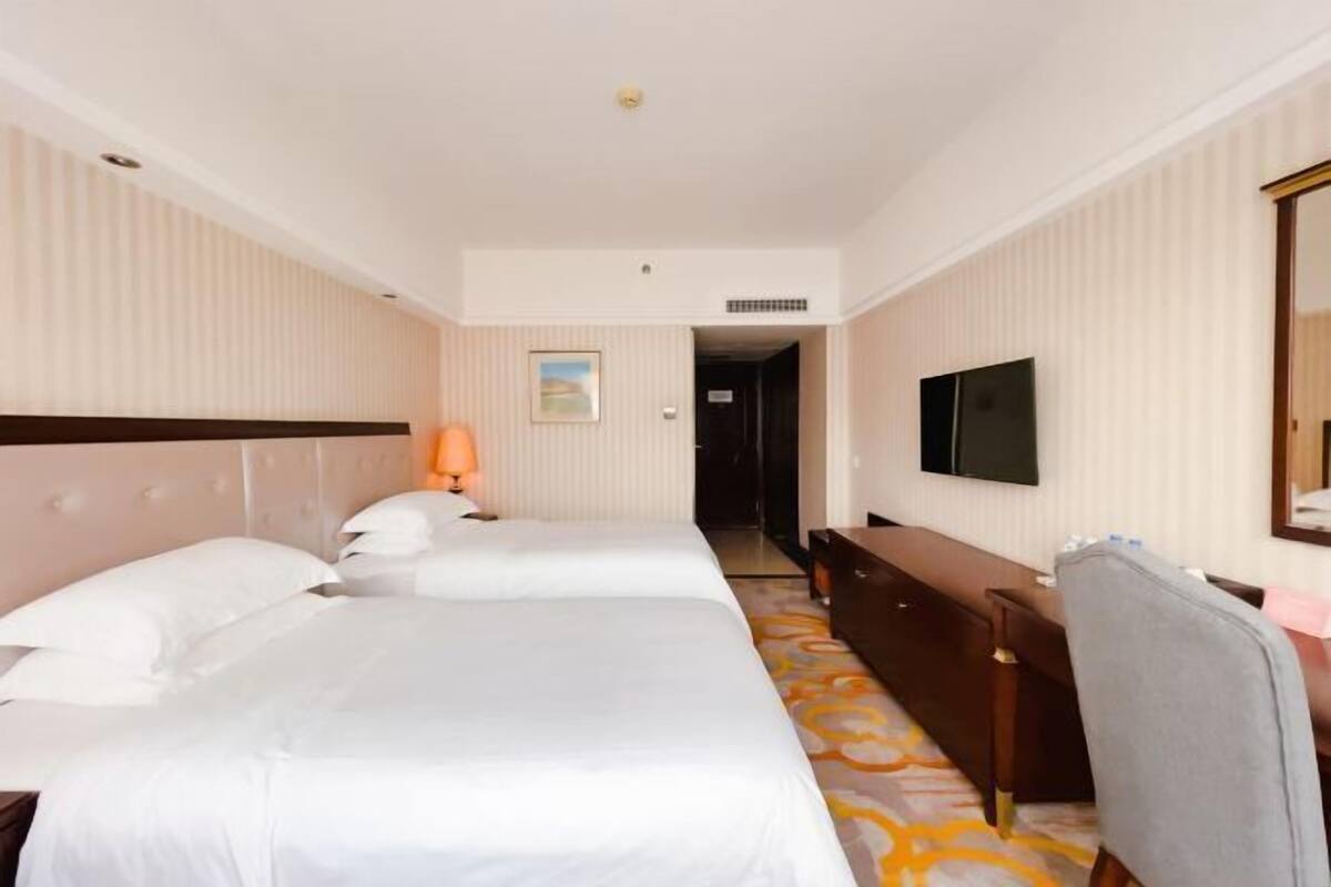 Minibar, escritorio, cortinas blackout y wifi gratis