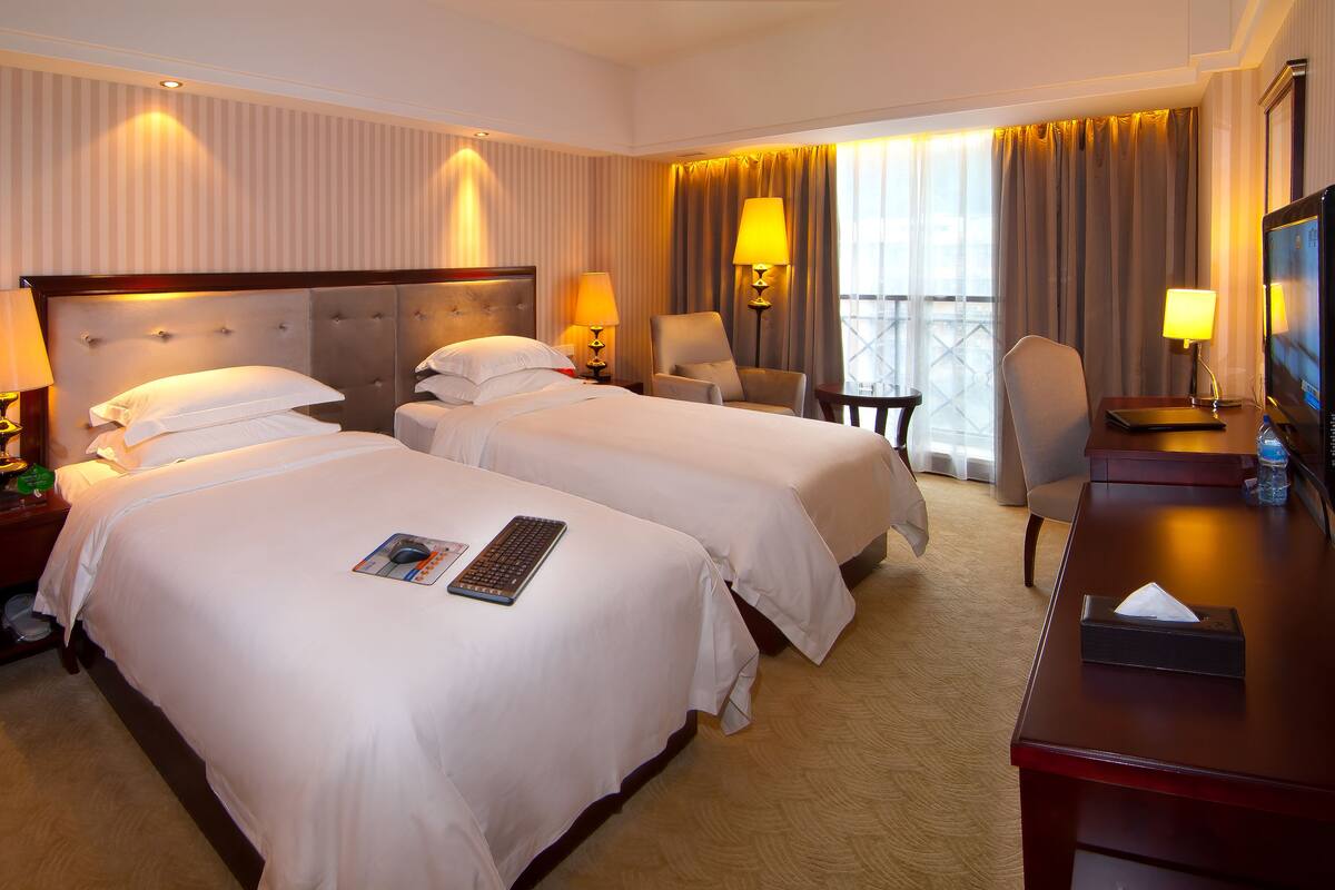 Minibar, escritorio, cortinas blackout y wifi gratis