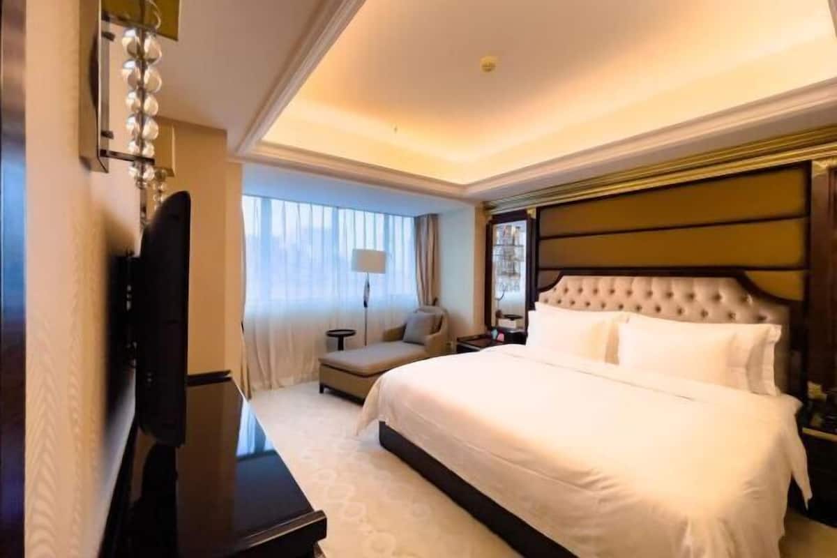 Een minibar, een bureau, verduisterende gordijnen, gratis wifi