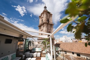 2 bars/lounges, rooftop bar