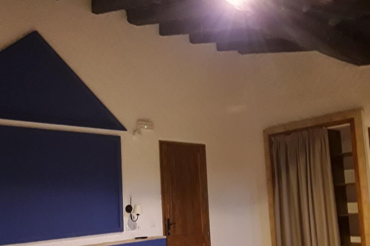 Escritorio, wifi gratis y ropa de cama