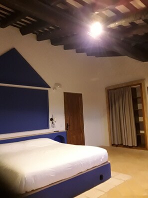 Een bureau, gratis wifi, beddengoed