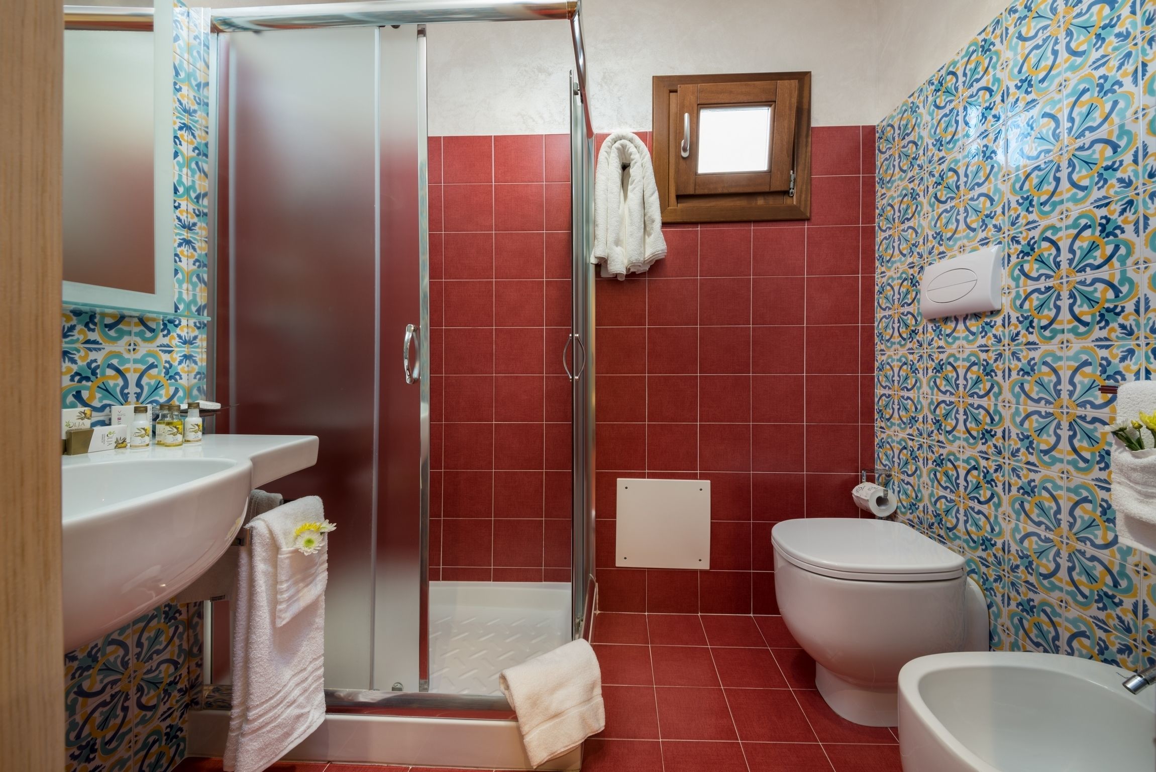 Une salle de bain avec une douche, des toilettes et un lavabo.