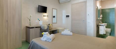 Chambre Double Économique, rez-de-chaussée | Coffres-forts dans les chambres, bureau, Wi-Fi gratuit, draps fournis
