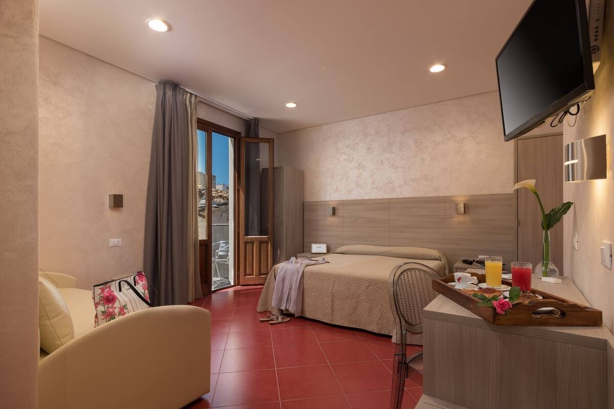 Chambre Familiale, rez-de-chaussée | Coffres-forts dans les chambres, bureau, Wi-Fi gratuit, draps fournis