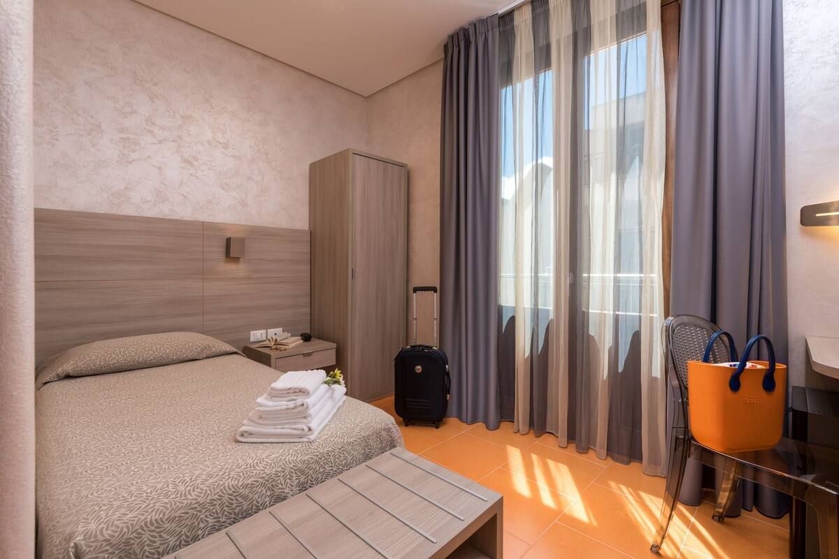 Chambre Simple, balcon | Coffres-forts dans les chambres, bureau, Wi-Fi gratuit, draps fournis