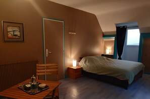 Doppelzimmer (Pyrénées) | Hochwertige Bettwaren, Betten mit Memory-Foam-Matratzen, Schreibtisch