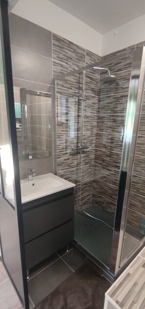 Habitación doble, 2 habitaciones (Pélerins) | Baño | Amenidades de baño gratuitas, secadora de cabello, toallas 