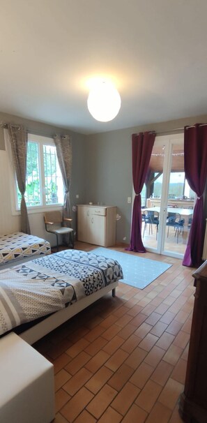 Double Room, 2 Bedrooms (PĂ©lerins) | Premium bedding, memory foam beds, desk, soundproofing - En plein coeur de la forĂȘt (Artiguelouve)