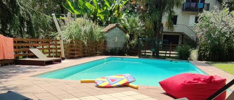 Piscine couverte, piscine extérieure, chaises longues