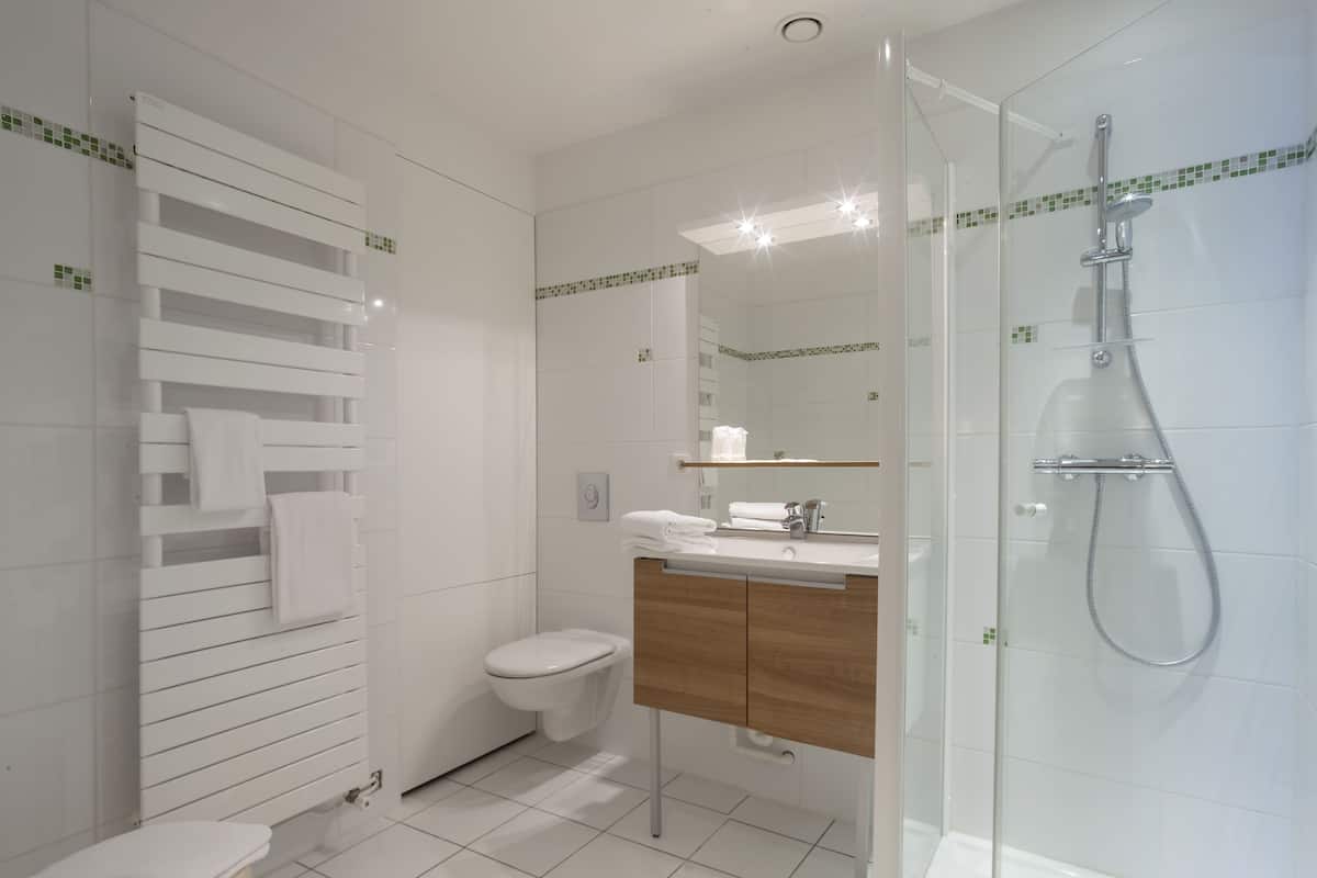 free toiletries, towels