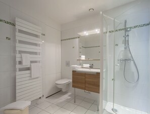 Free toiletries, hair dryer, towels - Logis Hôtel Le Clos du Vigneron (Ousson-sur-Loire)