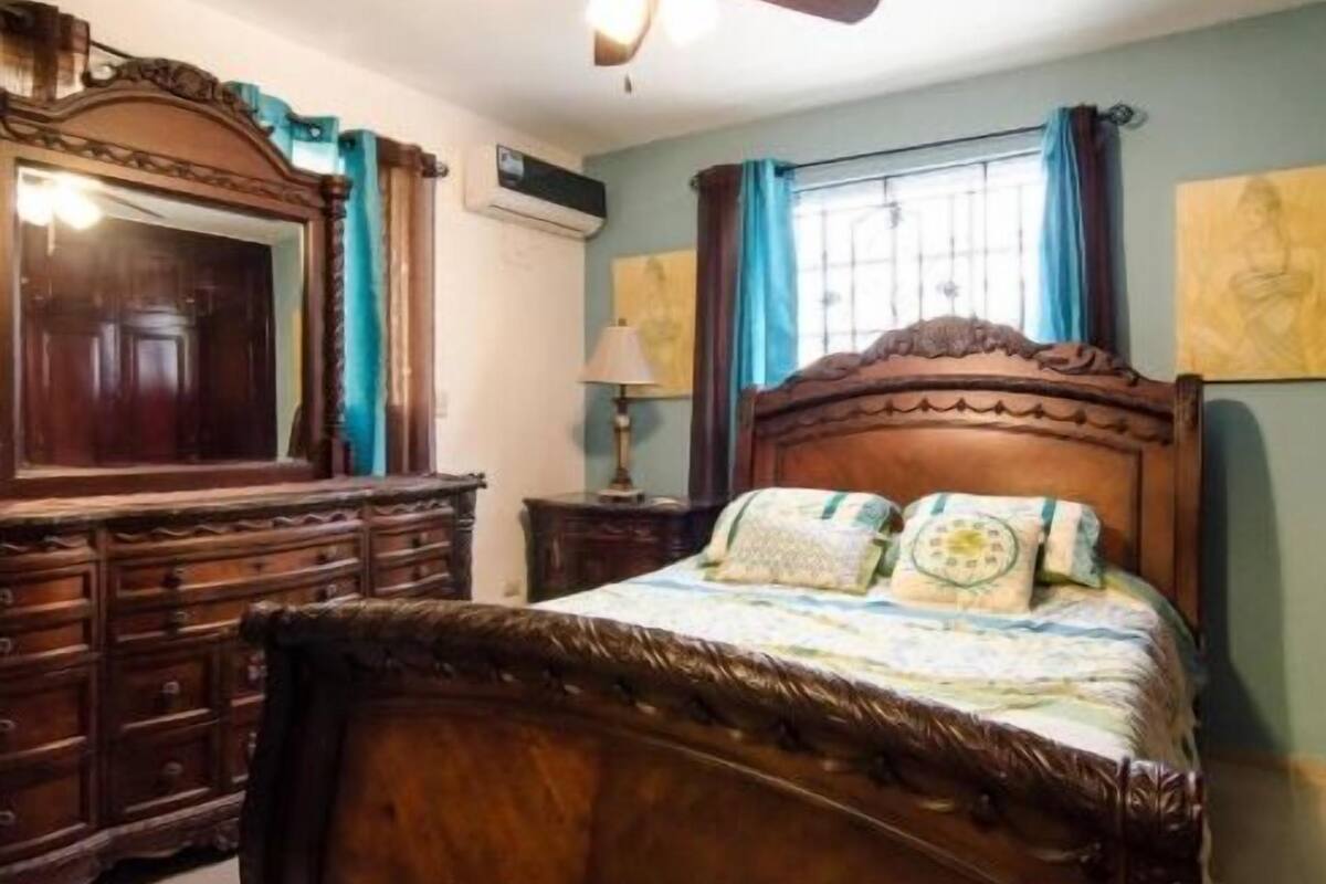 Beautiful 3 bedroom apt. with 1 a/c and 3 TV | 1 bedroom, iron/ironing board, free WiFi