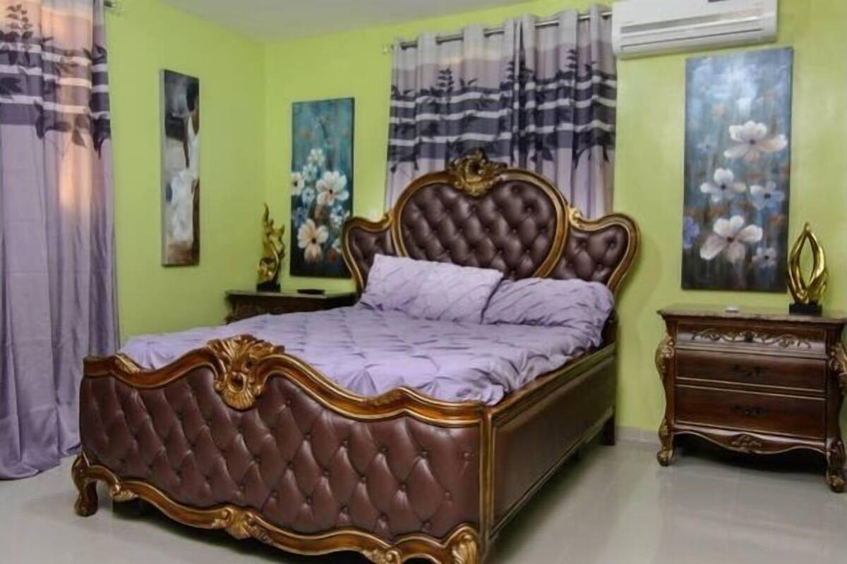 Colorful 2 bedroom apt with 3 a/c | 1 bedroom, iron/ironing board, free WiFi