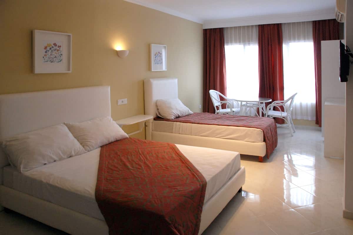 Escritorio, cortinas opacas, wifi gratis y ropa de cama
