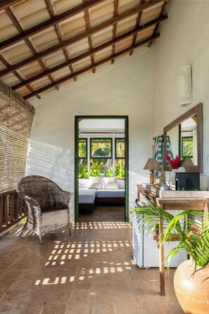 Suíte Jardim QPL | Minibar, coffres-forts dans les chambres, rideaux occultants