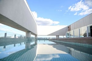 Piscina externa, espreguiçadeiras