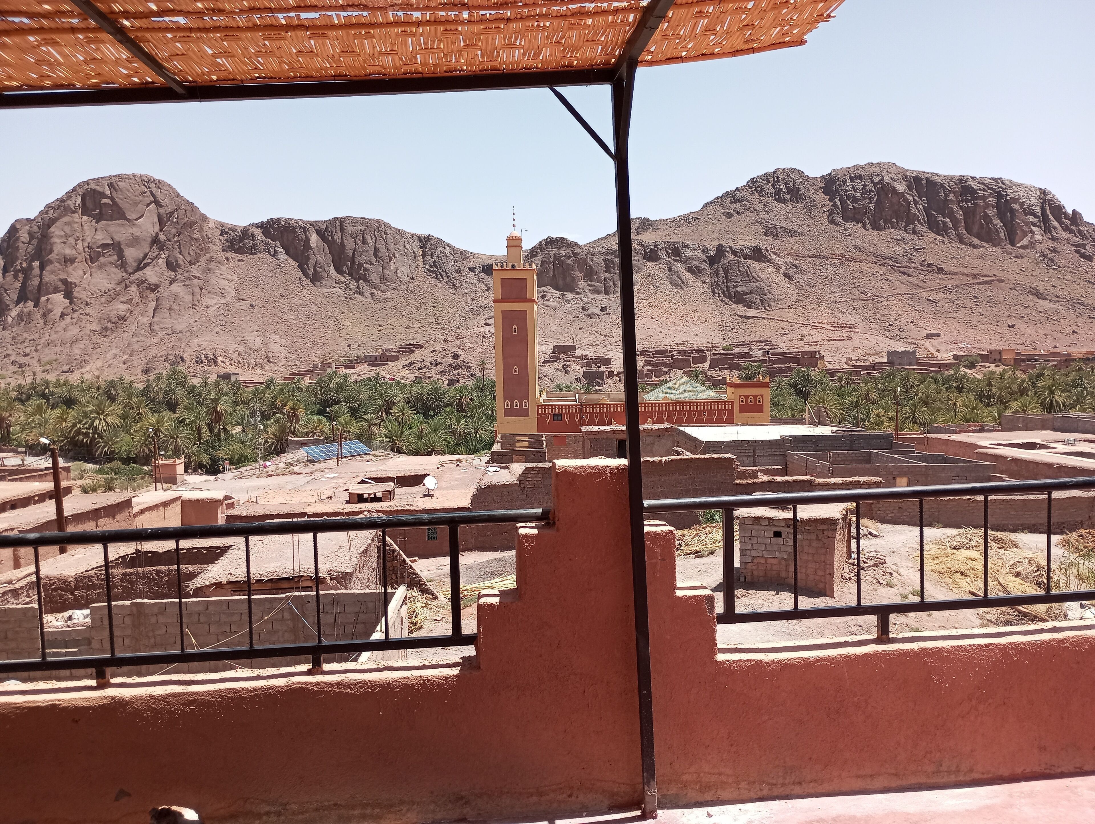 Vista de un paisaje montañoso con un minarete destacado y edificios tradicionales.