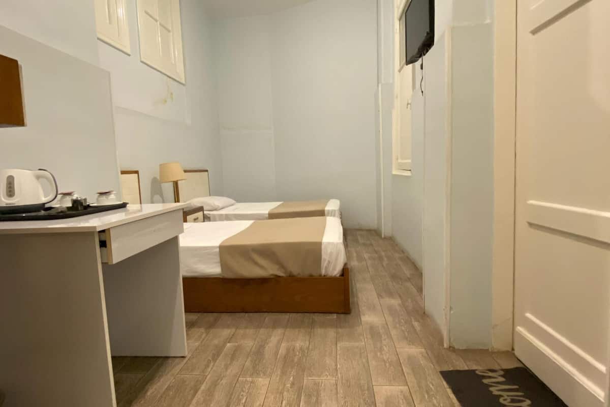 Kamar Single Basic | 1 kamar tidur, seprai premium, brankas, dan meja kerja