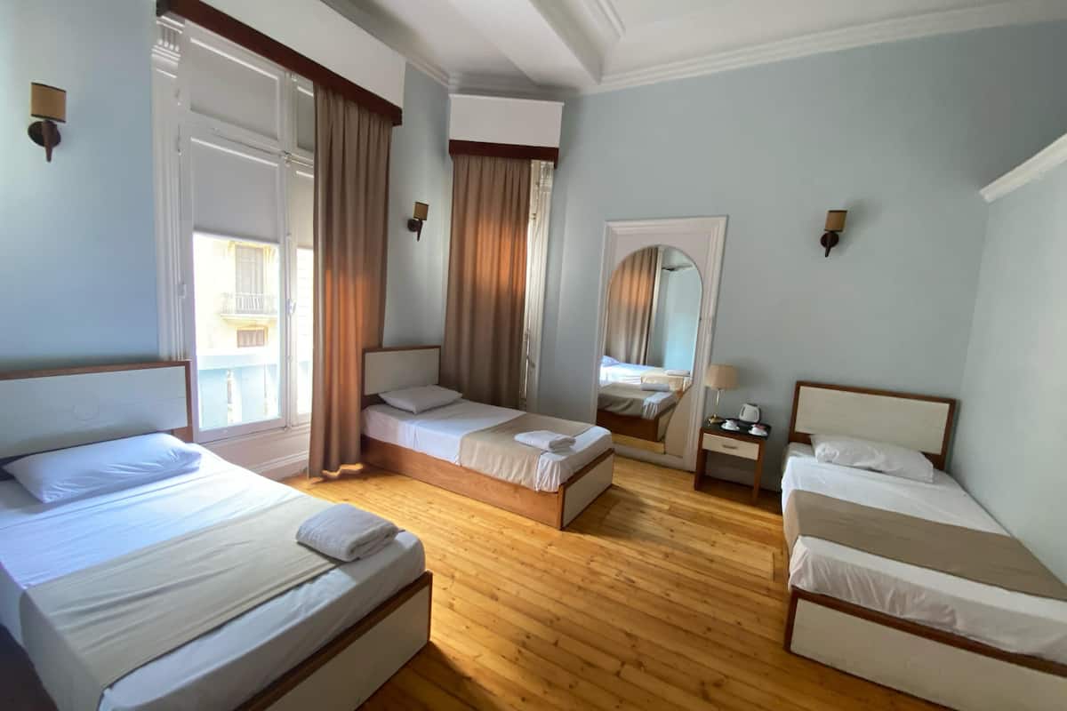 Kamar Triple Klasik, 3 Tempat Tidur Twin, pemandangan kota | 1 kamar tidur, seprai premium, brankas, dan meja kerja