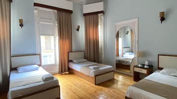 Classic-Dreibettzimmer, 3 Einzelbetten, Stadtblick | Hochwertige Bettwaren, Zimmersafe, Schreibtisch