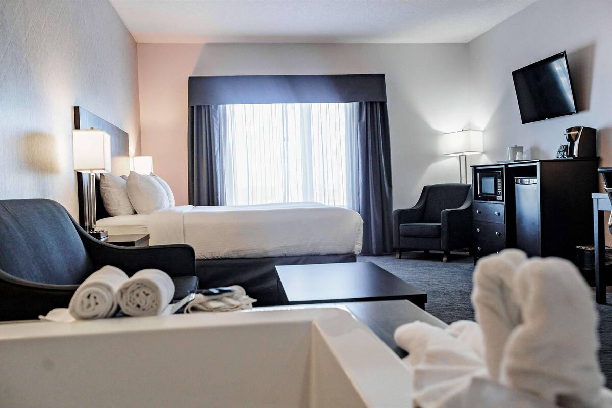 Room, 1 King Bed with Sofa bed, Non Smoking, Jetted Tub | Premium bedding, desk, laptop workspace, soundproofing