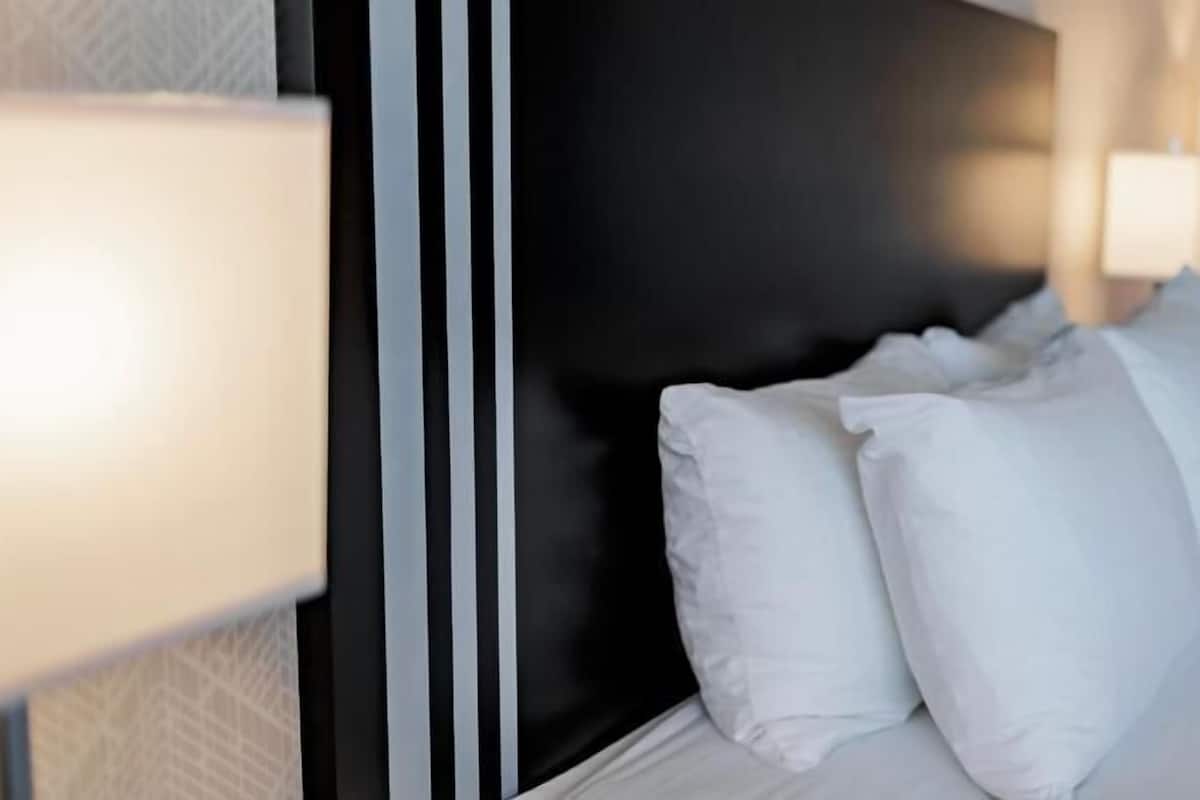 Literie de qualité, bureau, espace de travail pour ordinateurs portables