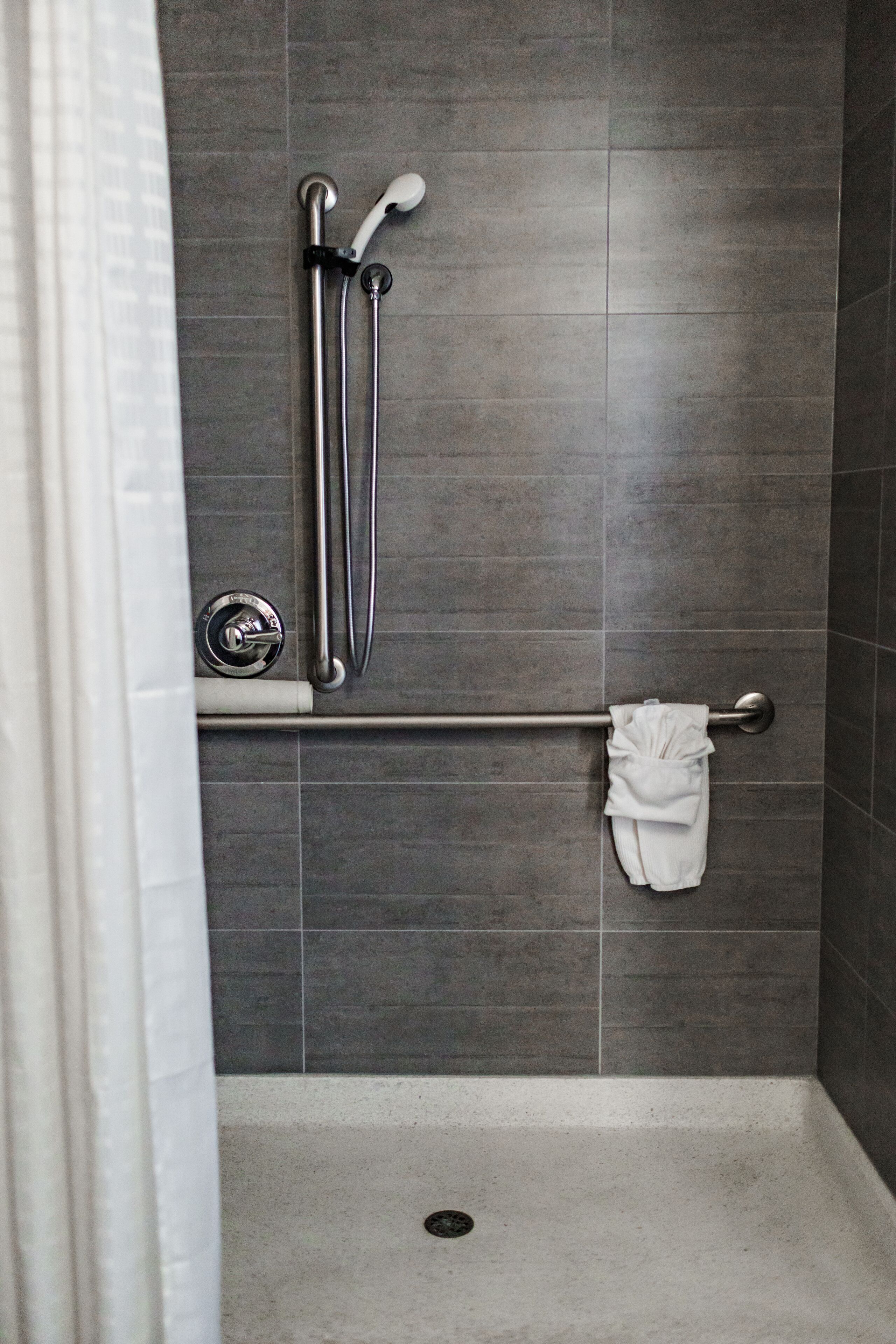 room, 1 queen bed, accessible, non smoking | bathroom | combined shower/bathtub, deep-soaking bathtub, free toiletries, towels