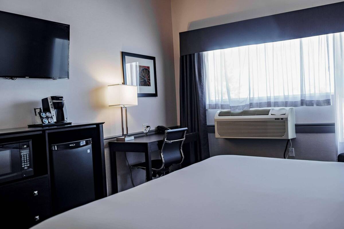 Room, 1 King Bed, Non Smoking | Premium bedding, desk, laptop workspace, soundproofing
